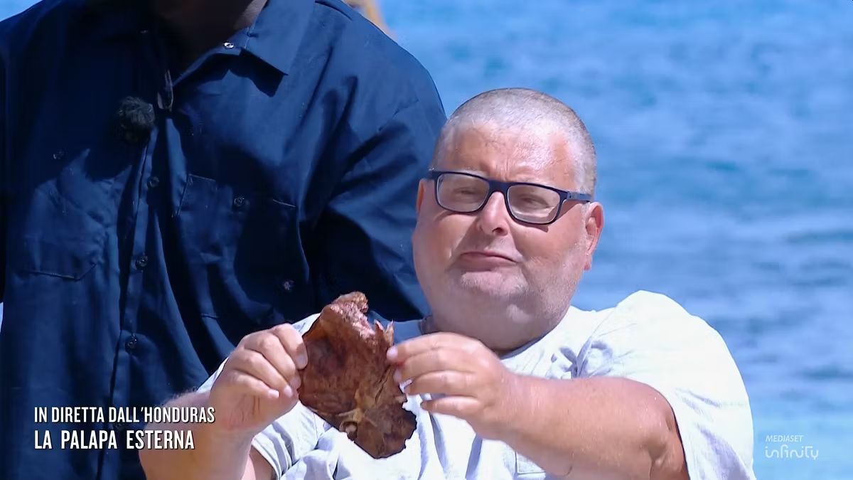 Mario Adinolfi rasato e senza barba all'Isola dei Famosi, con la sua bistecca