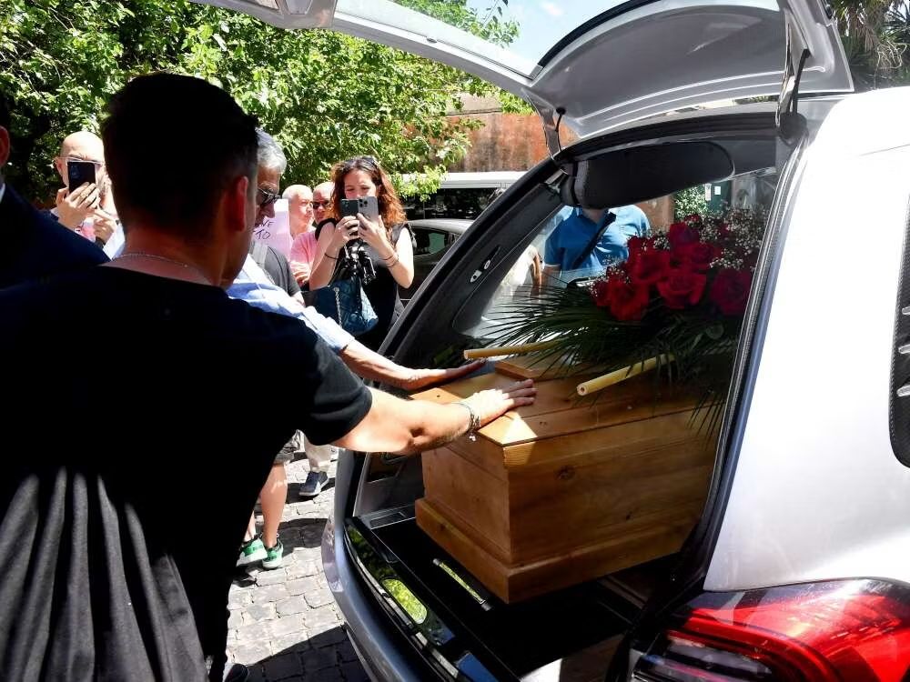 La bara di Alvaro Vitali