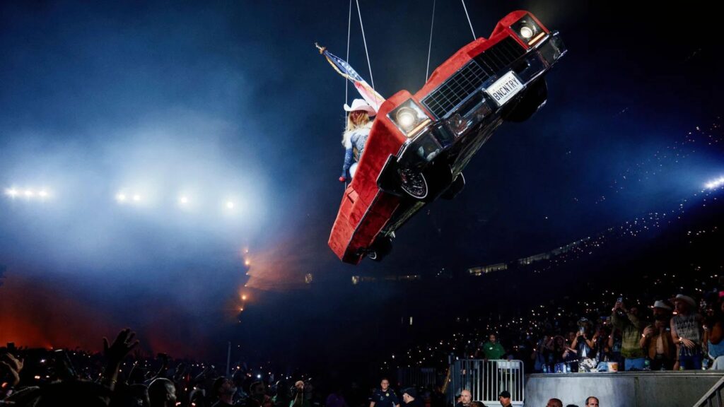 Beyoncé durante il guasto dell'auto di scena al concerto di Houston