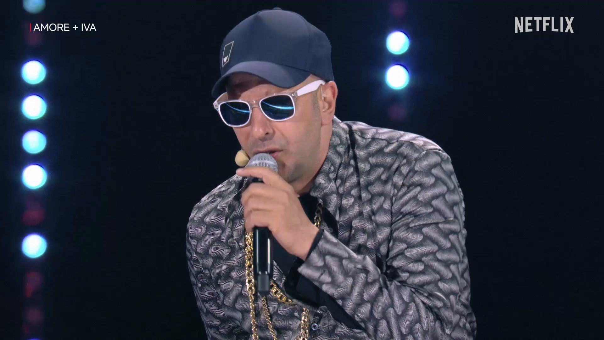 Checco Zalone durante lo show Amore + Iva