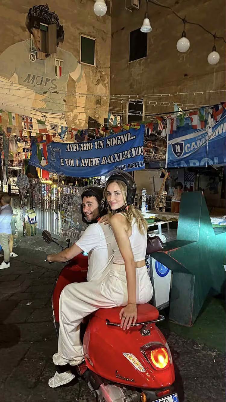Chiara Ferragni a Napoli, in Vespa, davanti al murales di Maradona