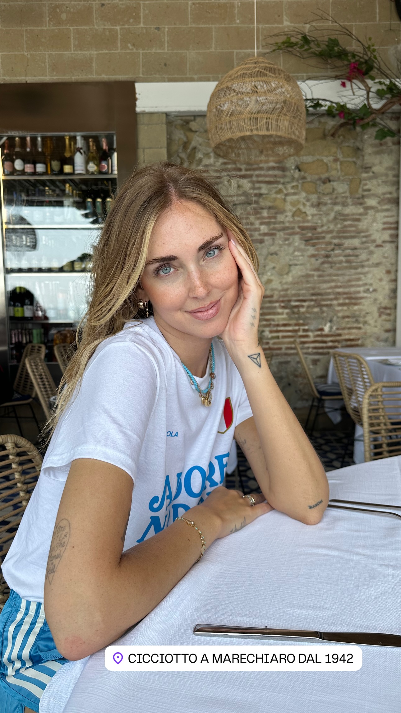 Chiara Ferragni da Cicciotto a Marechiaro con la t-shirt J'Adore Napoli