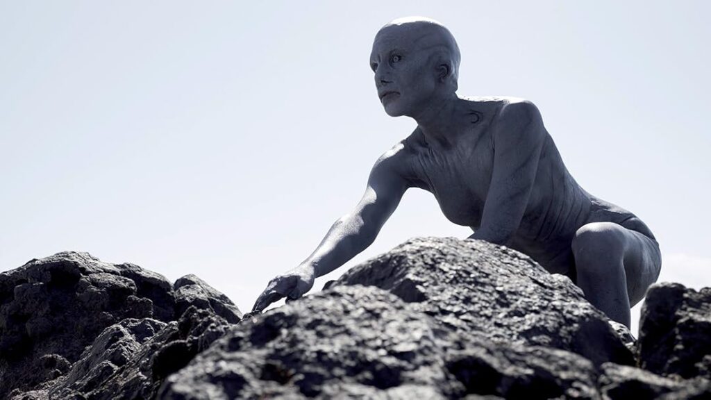 Una scena del film Cold Skin – La creatura di Atlantide