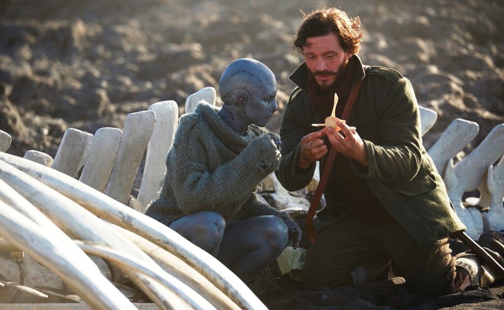 Una scena del film Cold Skin – La creatura di Atlantide