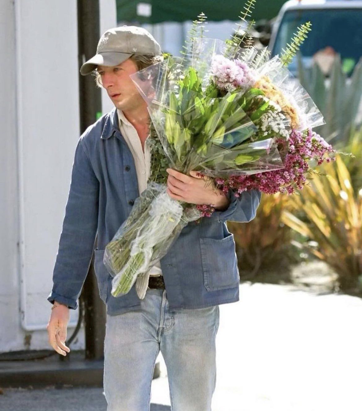 Jeremy Allen White con dei fiori