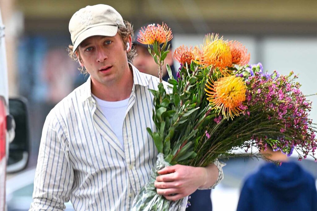 Ecco perché Jeremy Allen White appare sempre con dei fiori in mano: una storia dolce Jeremy Allen White con dei fiori