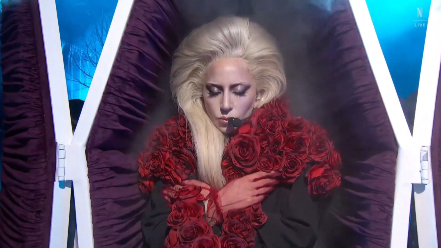 Lady Gaga porta Mercoledì 2 sul palco del Tudum: show dark e qualche rivelazione (VIDEO) Lady Gaga nello show di Tudum