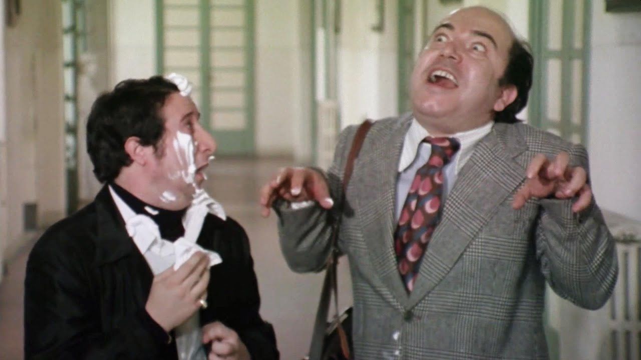 Lino Banfi e Alvaro Vitali in L'insegnante balla con tutta la classe