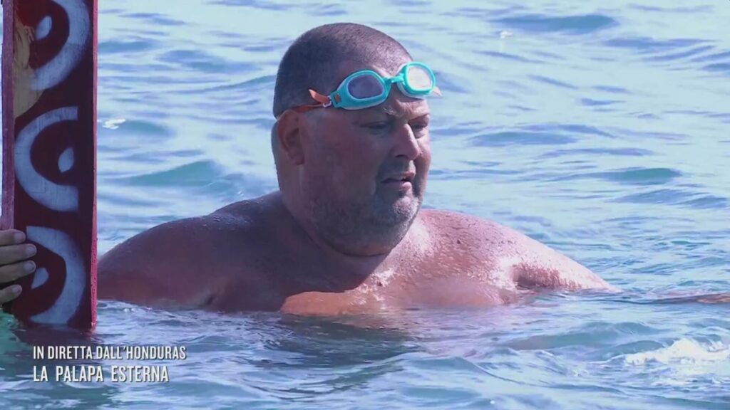 Mario Adinolfi in acqua all'Isola dei Famosi 2025