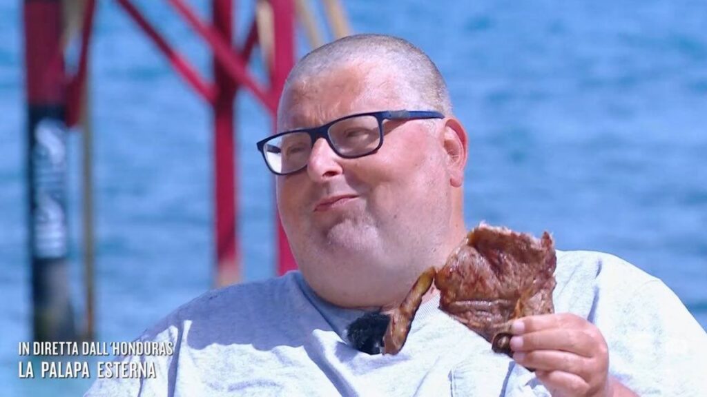 Mario Adinolfi rasato a zero e senza barba all'Isola dei Famosi 2025