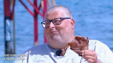 Mario Adinolfi rasato a zero e senza barba all'Isola dei Famosi 2025