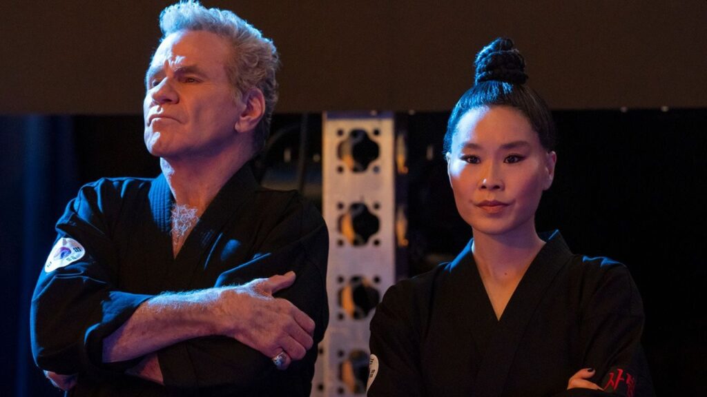 Martin Kove e Alicia Hannah-Kim in Cobra Kai