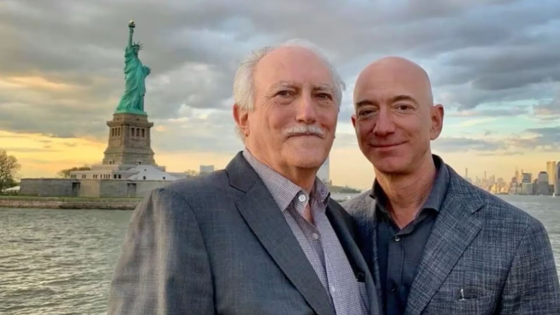 Mike e Jeff Bezos