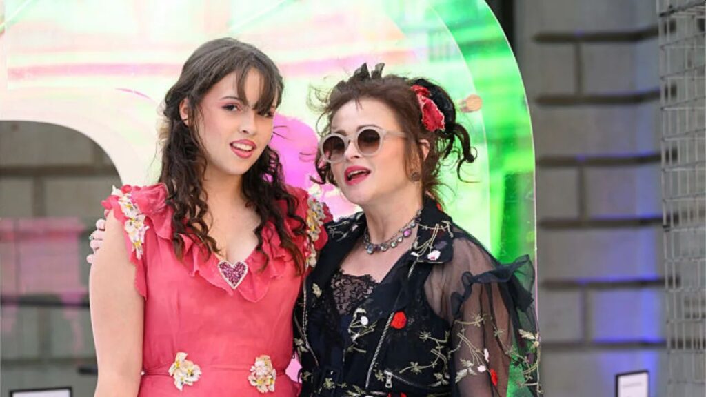 La figlia di Tim Burton e Helena Bonham Carter sul red carpet: una fatina rosa (FOTO) Nell Burton e Helena Bonham Carter sul red carpet a Londra