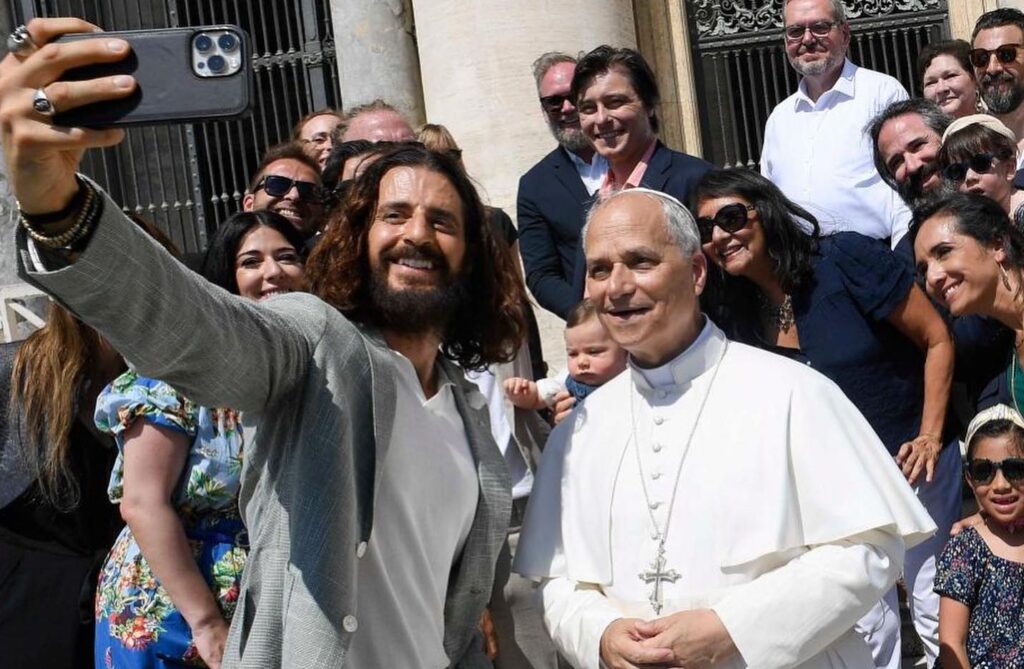 Papa Leone XIV e Jonathan Roumie