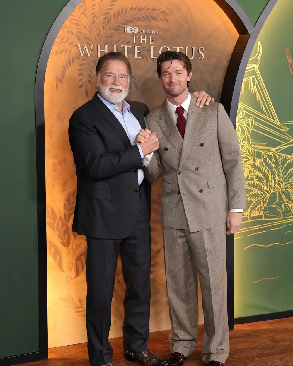 Patrick Schwarzenegger e suo padre Arnold alla premiere di The White Lotus