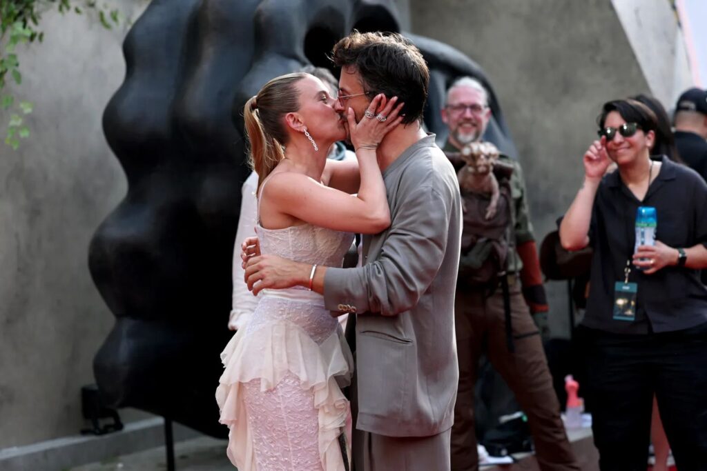 Scarlett Johansson e Jonathan Bailey si baciano sul red carpet