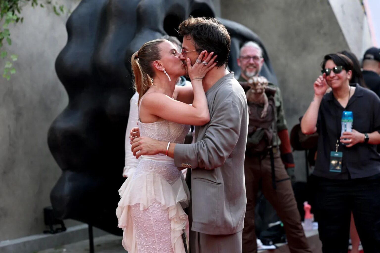 Perché Scarlett Johansson bacia Jonathan Bailey sul red carpet (davanti a suo marito) Scarlett Johansson e Jonathan Bailey si baciano sul red carpet