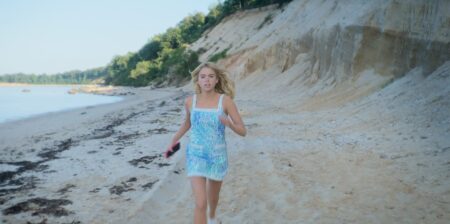 Una scena di Sirens (fonte: Netflix)