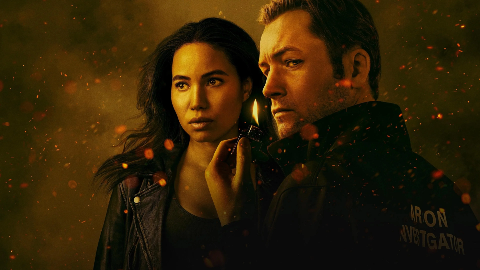 Smoke – Tracce di fuoco, la recensione: Fuoco, identità e redenzione in una serie che brucia lentamente I protagonisti di Smoke - Tracce di fumo (fonte: Apple Tv+)