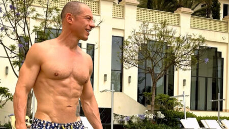 Stefano Accorsi in costume da bagno