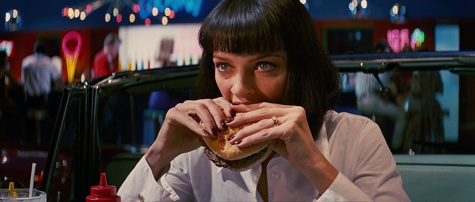 Uma Thurman mangia l'hamburger in Pulp Fiction