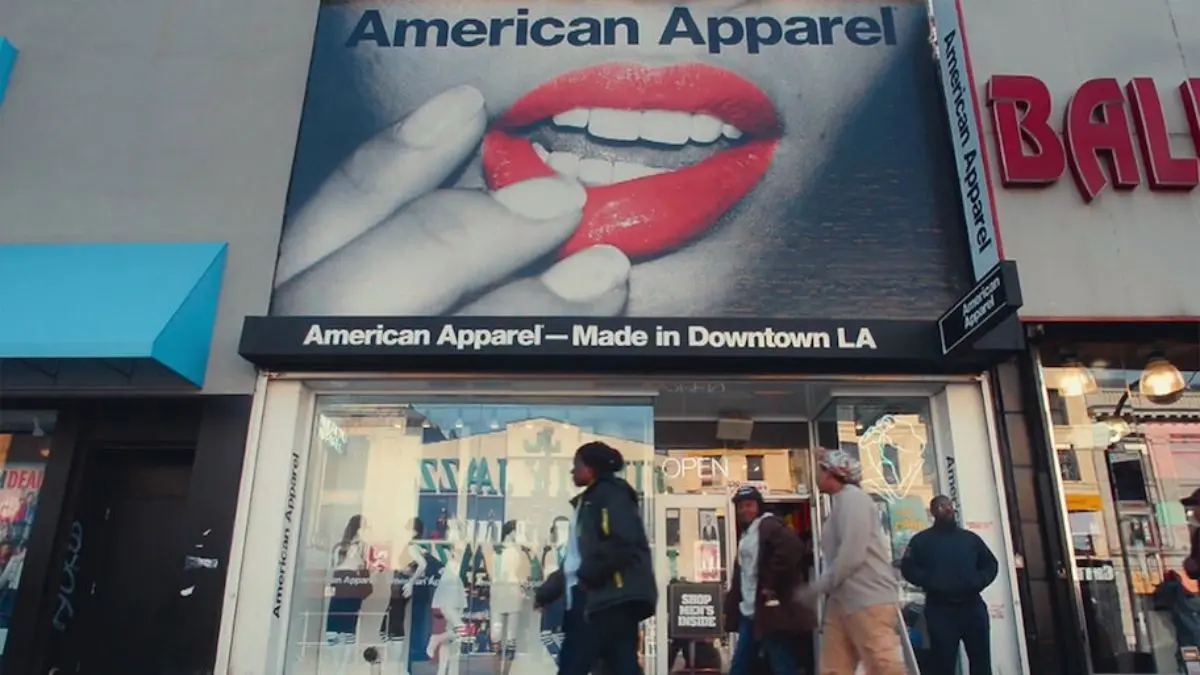 Una scena di Trainwreck: il culto di American Apparel.