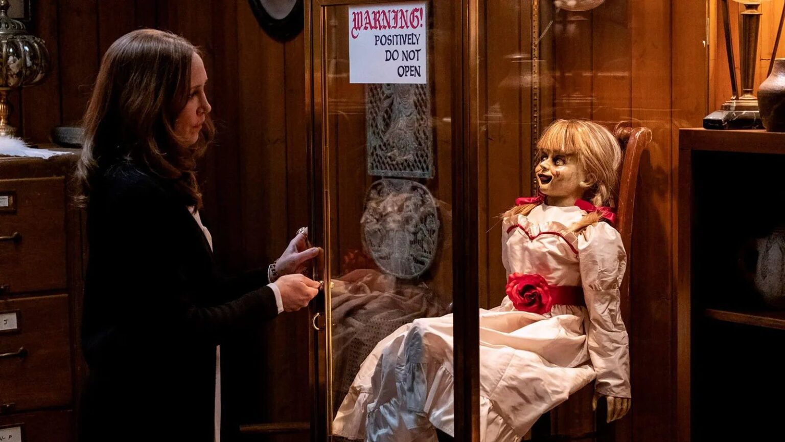 Vera Farmiga e Annabelle in una scena dei film della saga