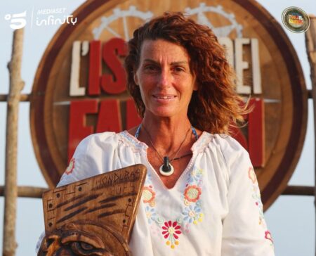 Cristina Plevani all'Isola dei Famosi con la camicia portafortuna