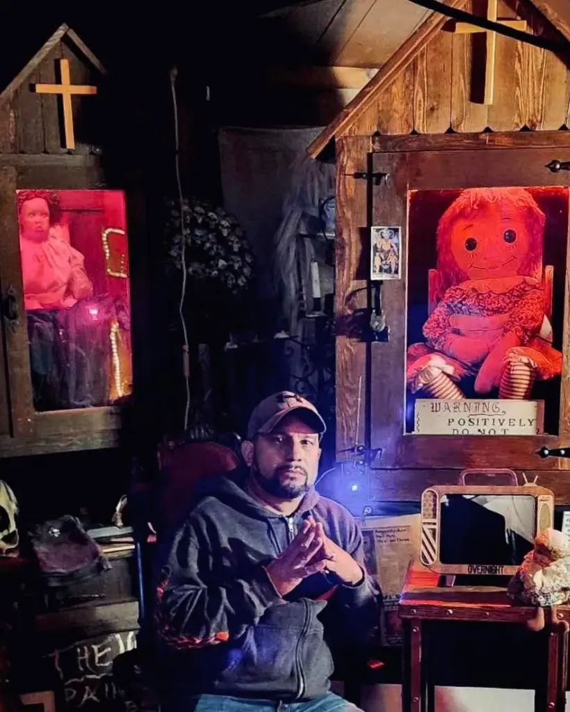 Dan Rivera con la vera bambola Annabelle, nel musei dei coniugi Warren