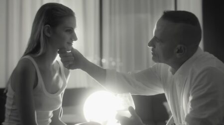 Martina Ceretti ed Eros Ramazzotti nel videoclip Gli ultimi romantici