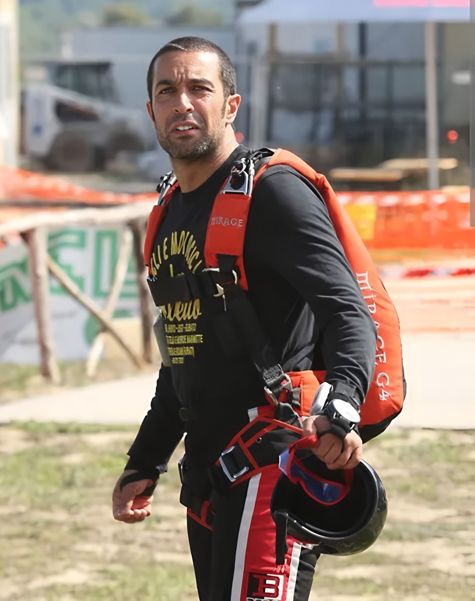 Pietro Taricone in tenuta da paracadute