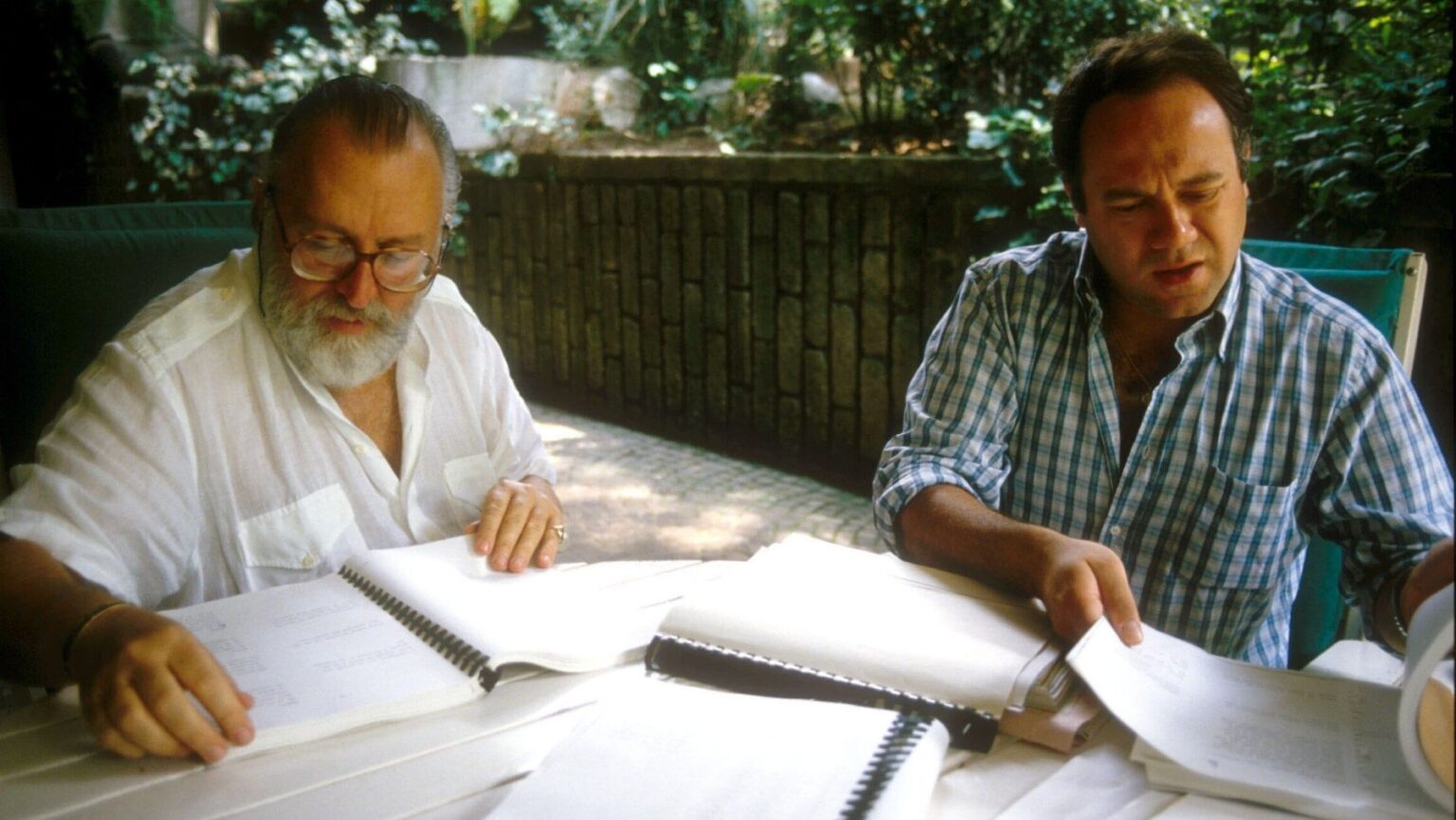 Schiaffi e calci nel sedere: Verdone ricorda le lezioni di cinema di Sergio Leone sul set di Un sacco bello: “Mi voleva bene” Sergio Leone e Carlo Verdone