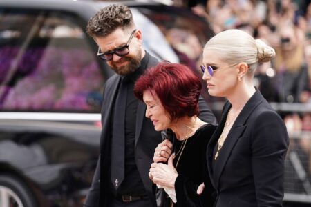 Sharon Osbourne con i figli Jack e Kelly ai funerali di Ozzy