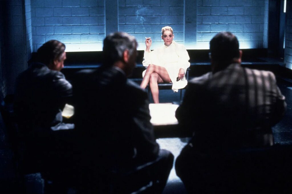 “Chiamai il mio avvocato”: Sharon Stone racconta come fu “ingannata” per quella scena di Basic Instinct Sharon Stone nella scena in cui accavalla le gambe in Basic Instinct