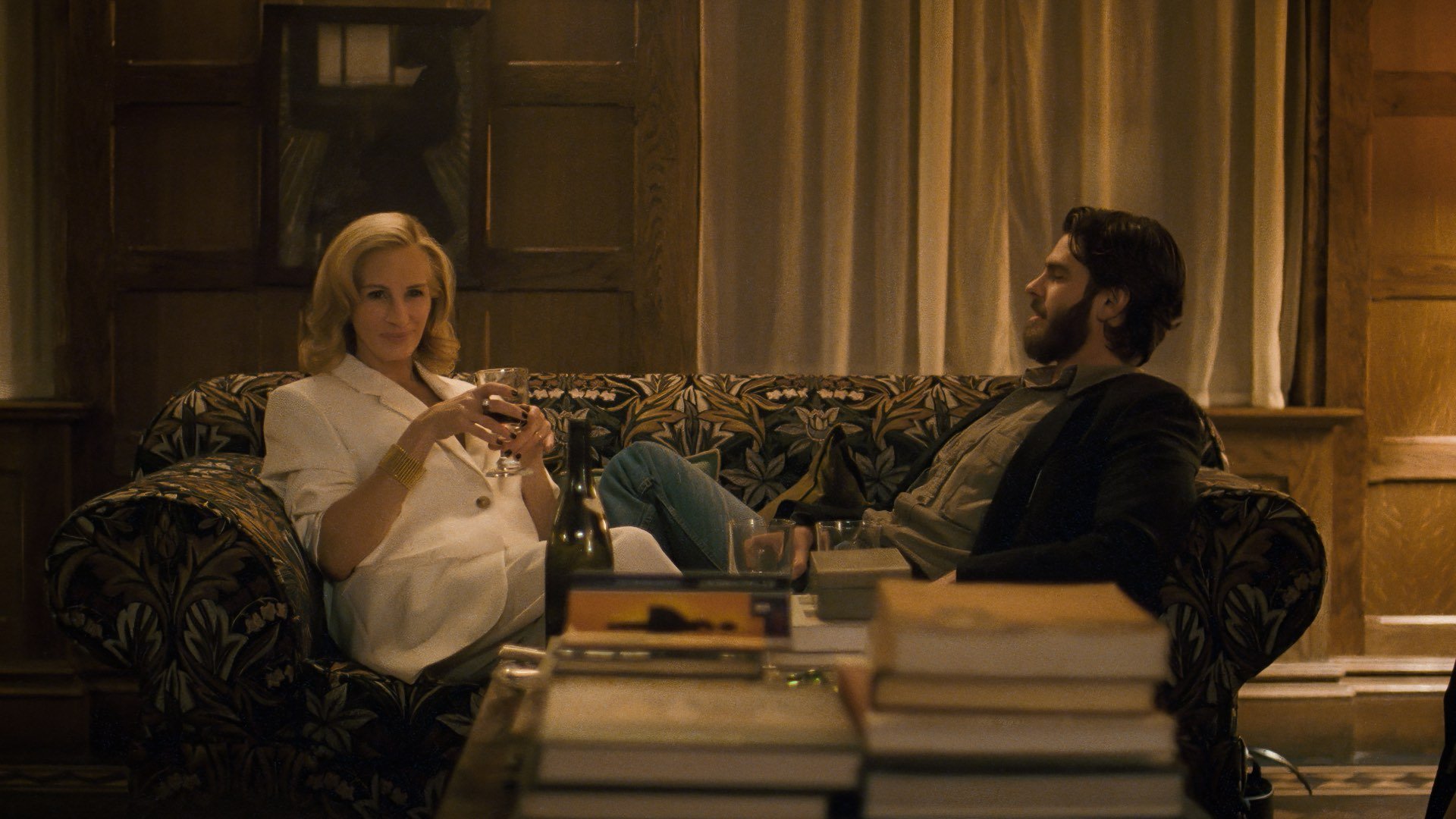 Julia Roberts e Andrew Garfield in una scena di After the Hunt - Dopo la caccia. 