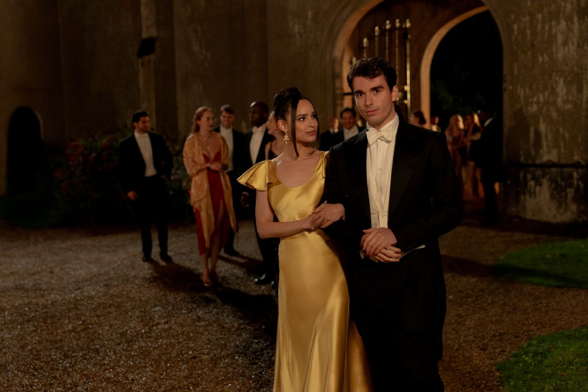 Sofia Carson e Corey Mylchreest in una scena de Il mio anno a Oxford. 