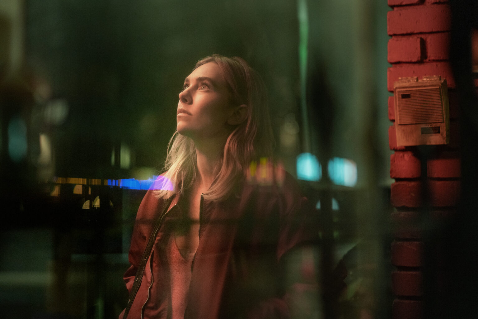 La notte arriva sempre, la recensione: La discesa nell’inferno di una notta Una scena de La notte arriva sempre (fonte: Netflix)