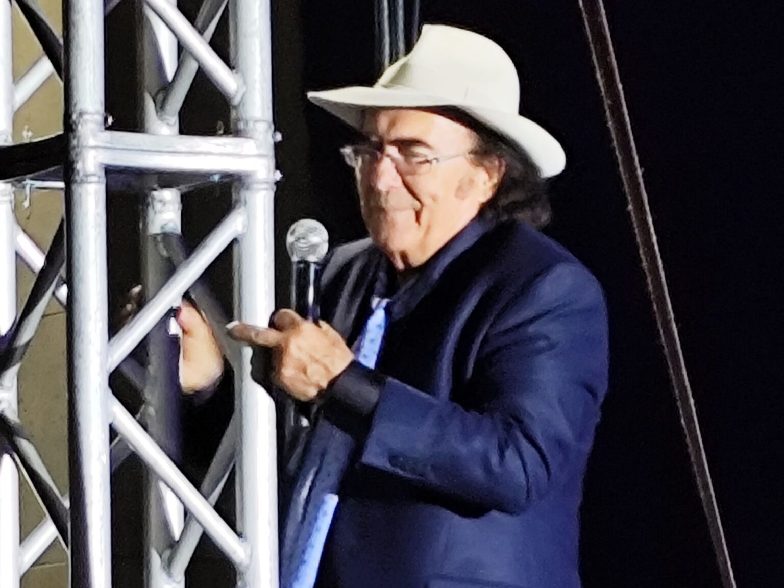 Al Bano si arrampica durante il concerto a Serradifalco