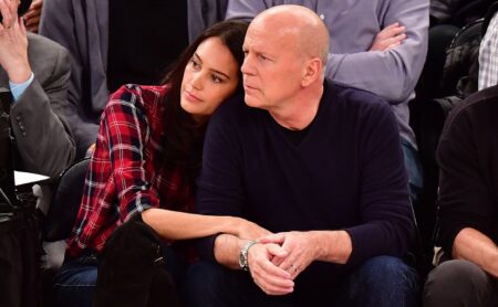 I primi segnali della malattia di Bruce Willis, raccontati dalla moglie: “Non riuscivo a spiegarmelo” Bruce Willis e sua moglie Emma Heming