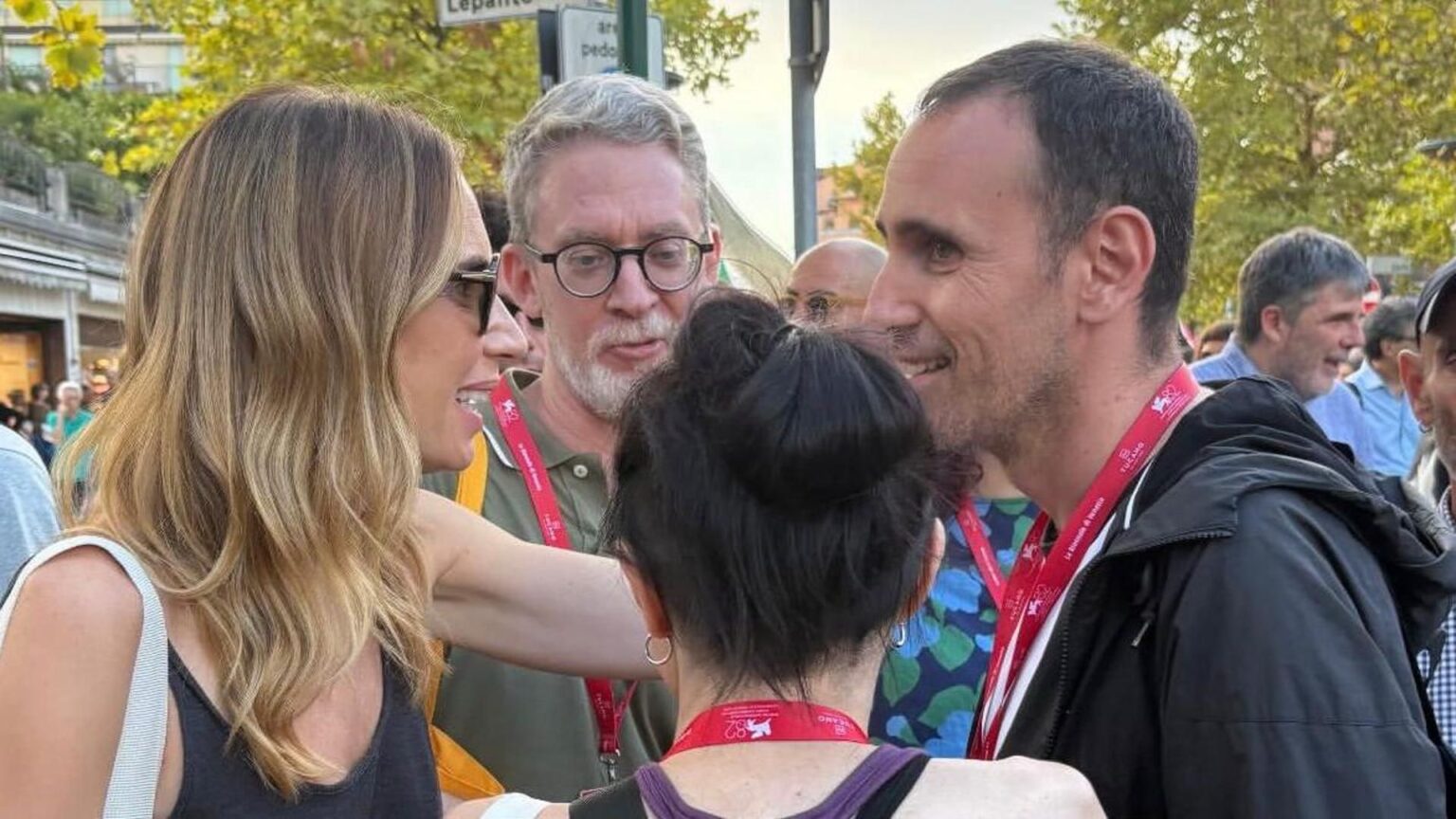 Zerocalcare e Emanuela Fanelli alla manifestazione pro Palestina al Lido di Venezia