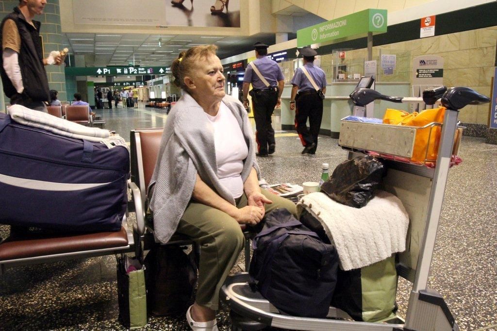 La signora Emilietta (Cesira Ton) a Malpensa