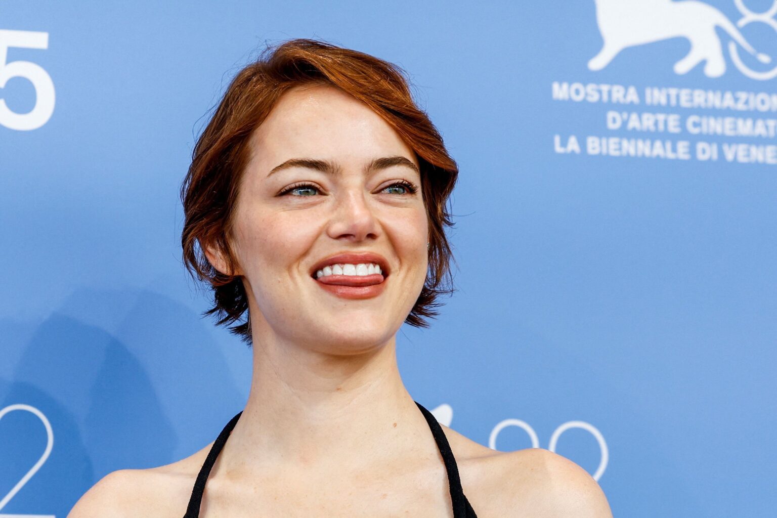 Emma Stone crede negli alieni e cita l’autore di Contact: “Non siamo soli” Emma Stone a Venezia 2025