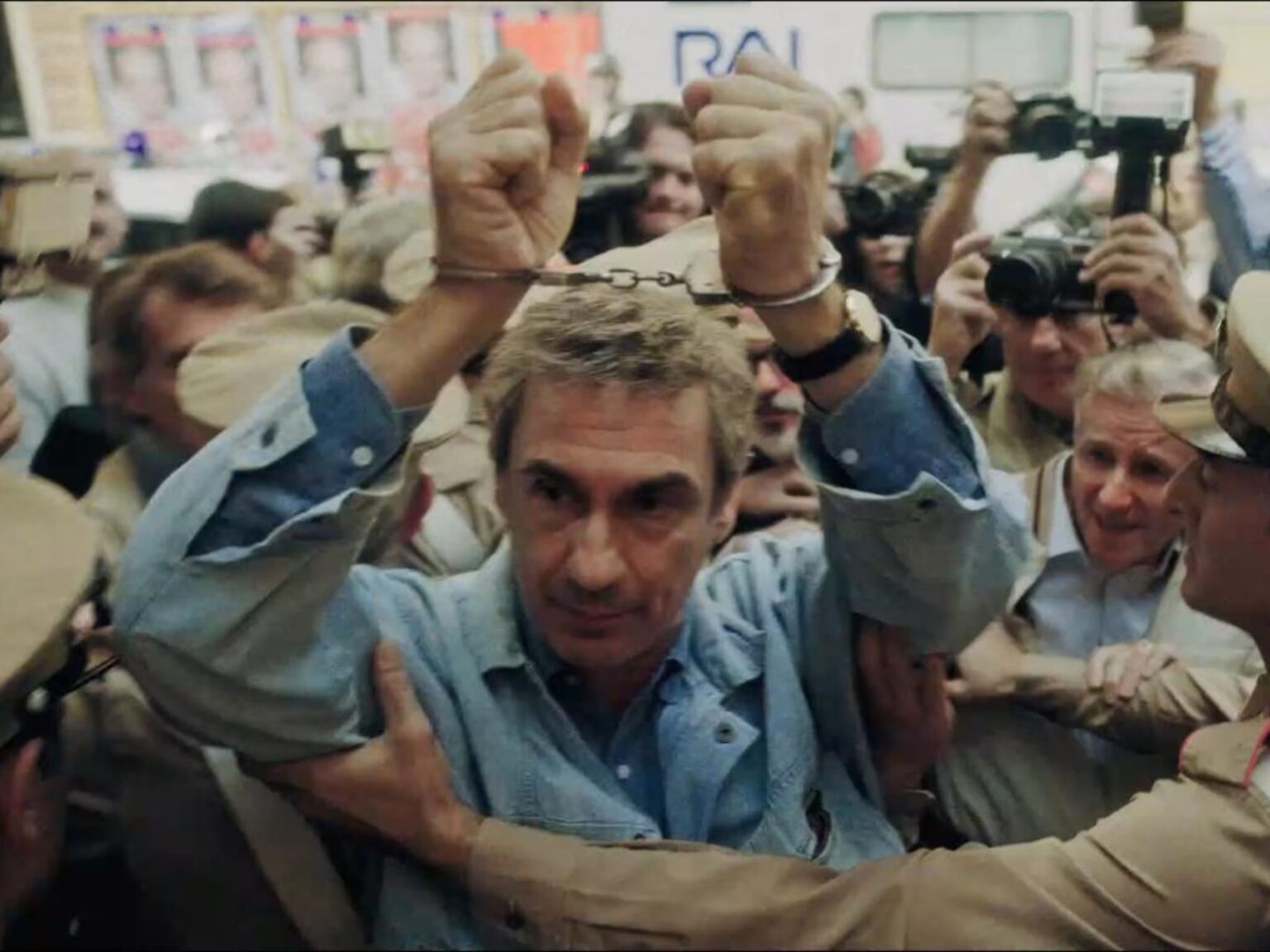 Fabrizio Gifuni è Enzo Tortora in manette nella serie Portobello