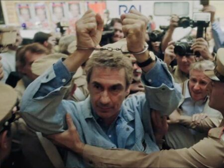 Fabrizio Gifuni è Enzo Tortora in manette nella serie Portobello