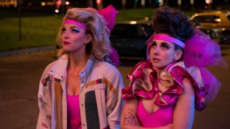 Una scena di Glow (fonte: Netflix)