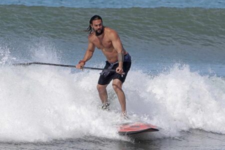 Jason Momoa fa surf
