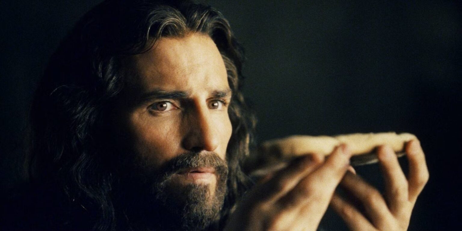 Il sequel de La Passione di Cristo sarà diviso in due film e usciranno in due date religiose Jim Caviezel in La passione di Cristo