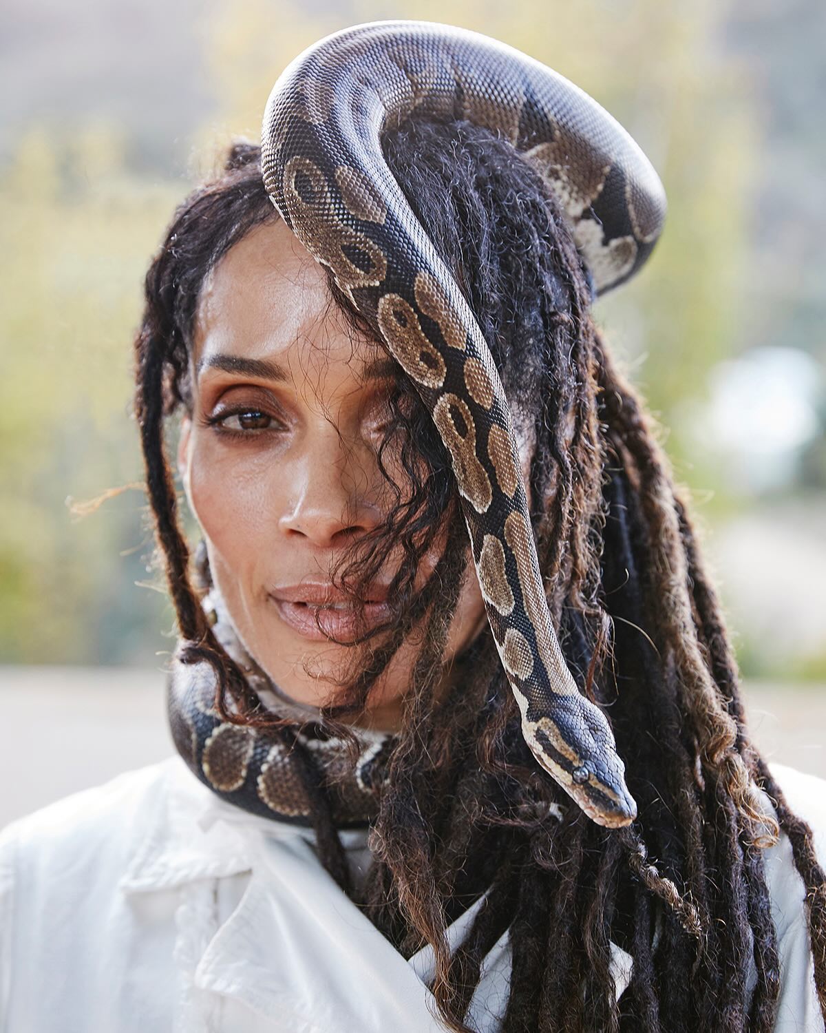 Lisa Bonet con un serpente
