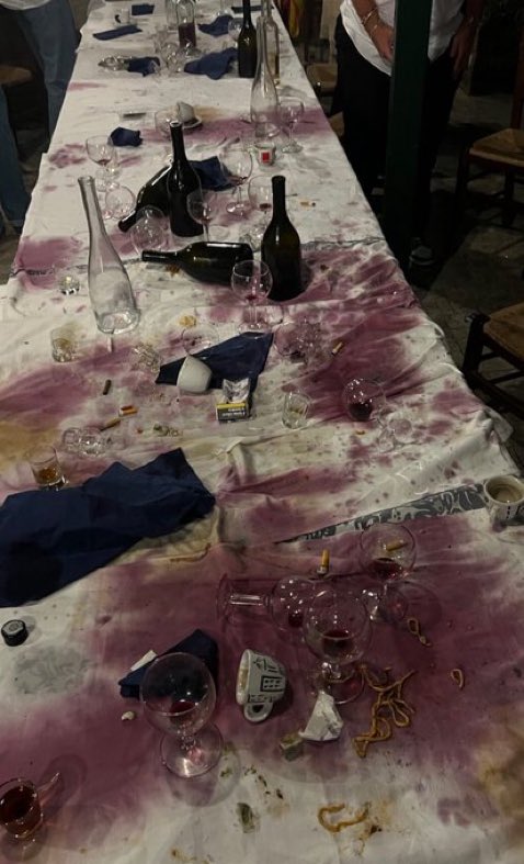 La foto del tavolo al ristorante a cui era seduto Olly